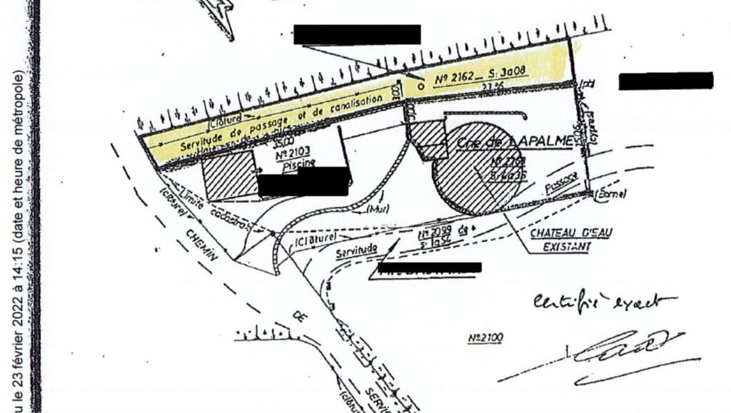 Le plan modifié par la commune, communiqué à la 6e chambre du tribunal administratif de Montpellier afin de tenter de prouver la réalité d’une servitude d’utilité publique grevant la totalité de la parcelle de John. Le surlignement en jaune de la totalité de la parcelle n°2162 est destiné à tromper les juges sur la réalité de l'emprise d'une ancienne servitude conventionelle, éteinte depuis la fin des années 2000.